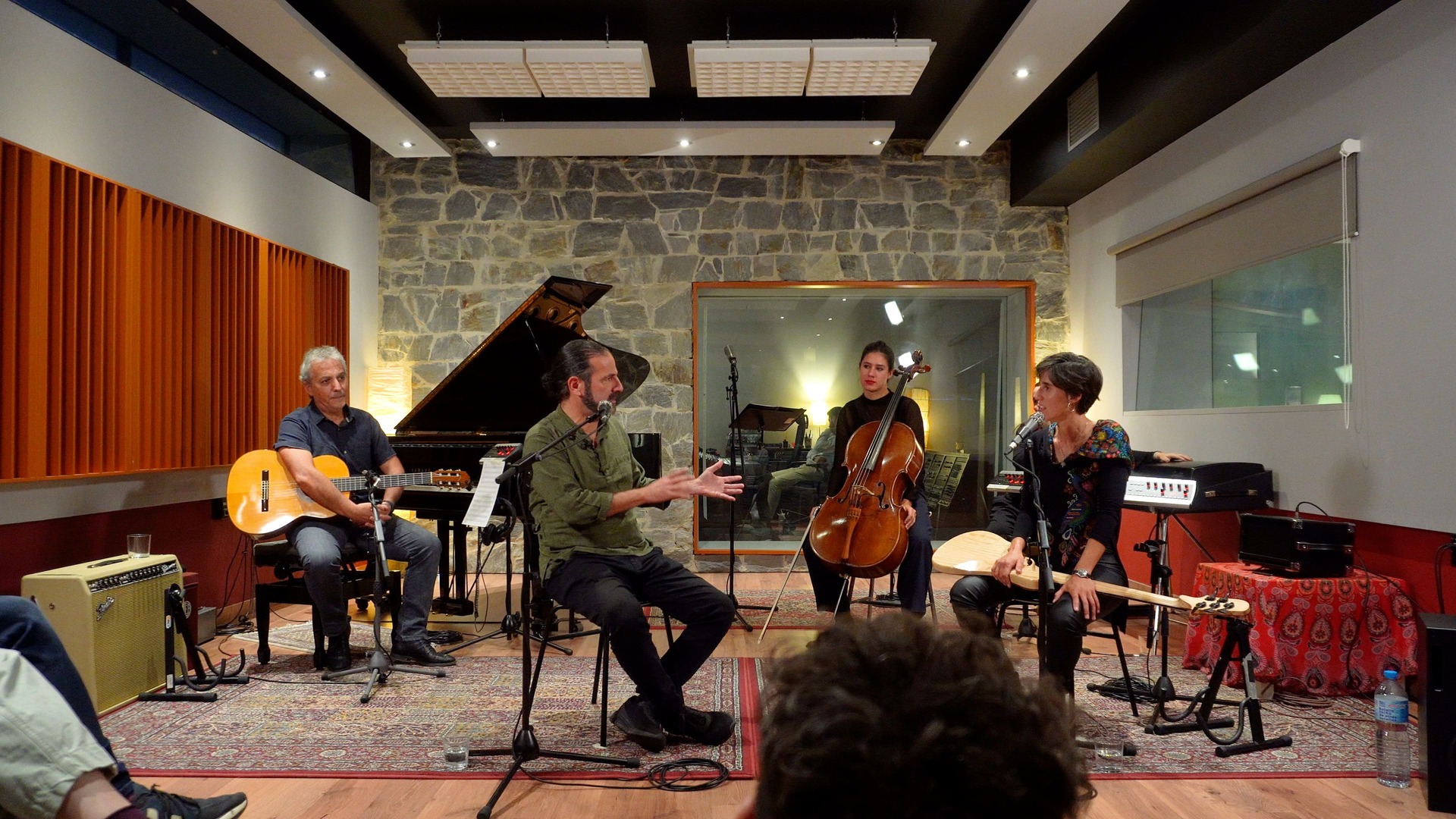 Equipo de Música por la Ciencia grabando en un estudio en Barcelona.